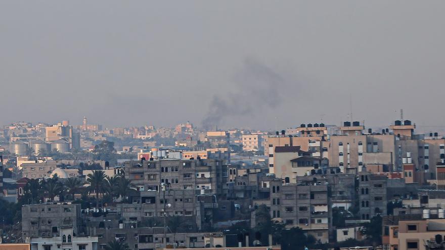 Columna de fum després d'un bombardeig d'Israel a Jan Yunis, al sud de la Franja de Gaza