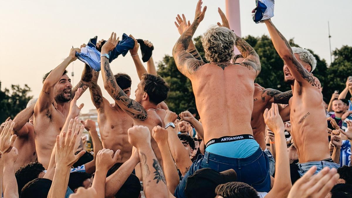Algunos jugadores del Málaga CF improvisaron una pequeña fiesta con la afición.