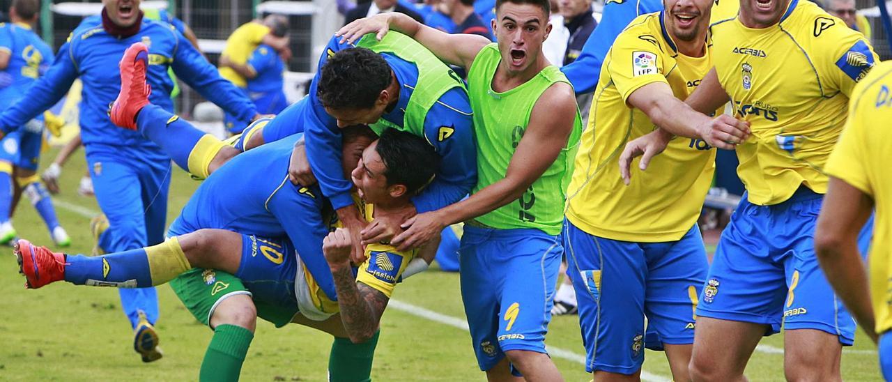 Araujo se abraza con Lizoain -i-, tras batir al meta del Zaragoza, Bono. A la derecha, el éxtasis de Marcelo Silva, Asdrúbal, Hernán, Ortuño y Momo -detrás-