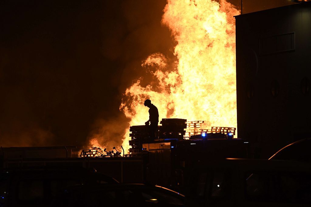 Estas son las imágenes que el aparatoso incendio de Puente Tocinos ha dejado este sábado