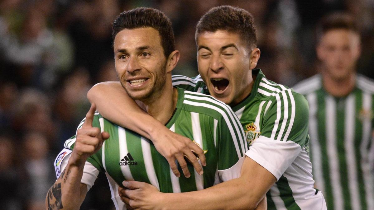 Portillo abraza a Rubén Castro tras lograr el gol del triunfo. / Manuel Gómez