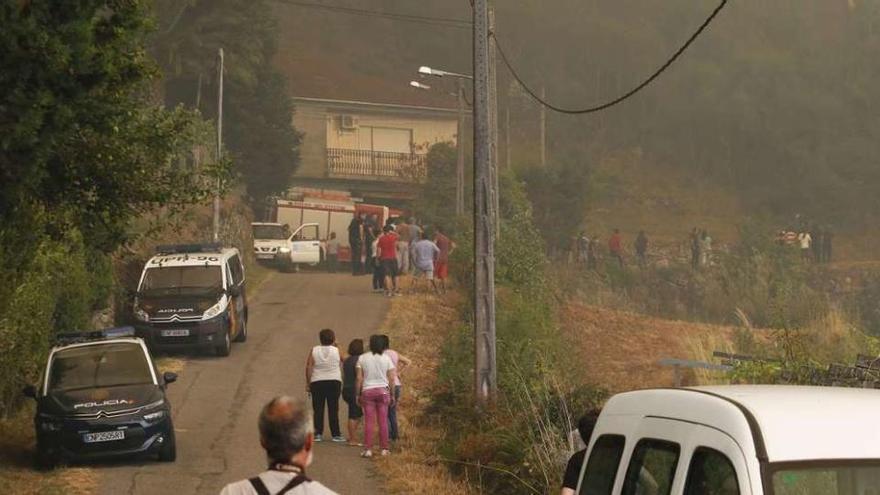 Efectivos de extinción atacan el fuego de Soutomaior que se extendió a Redondela.