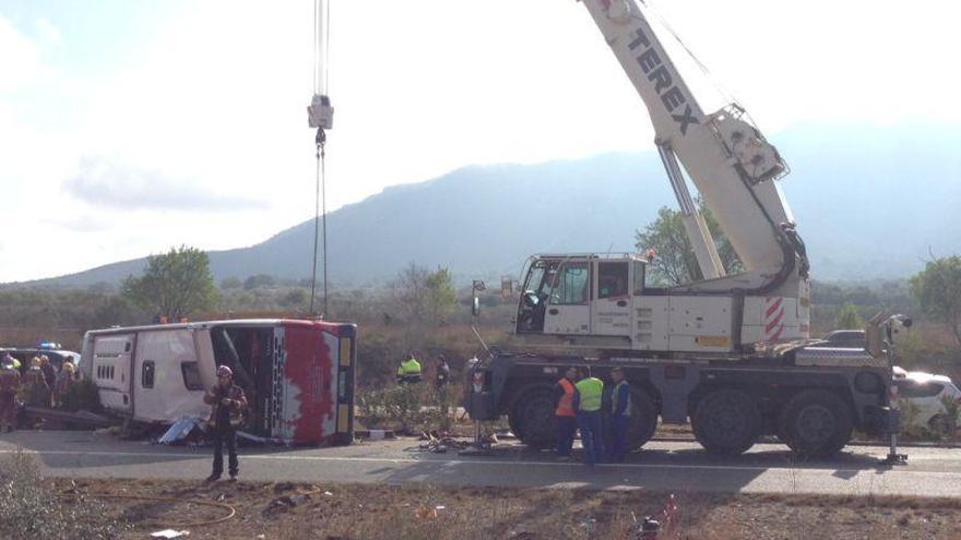 El &#039;conseller&#039; de Interior apunta que el accidente pudo tener &quot;causas humanas&quot;
El autocar rozó la valla de la derecha y de un volantazo cruzó la mediana e invadió la calzada contraria

El conductor, herido pero fuera de peligro, está en la comisaría de Amposta para ser interrogado