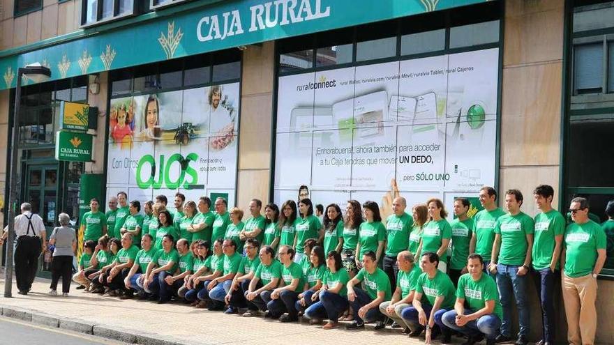 Los empleados de la oficina central de Caja Rural, con sus camisetas verdes.