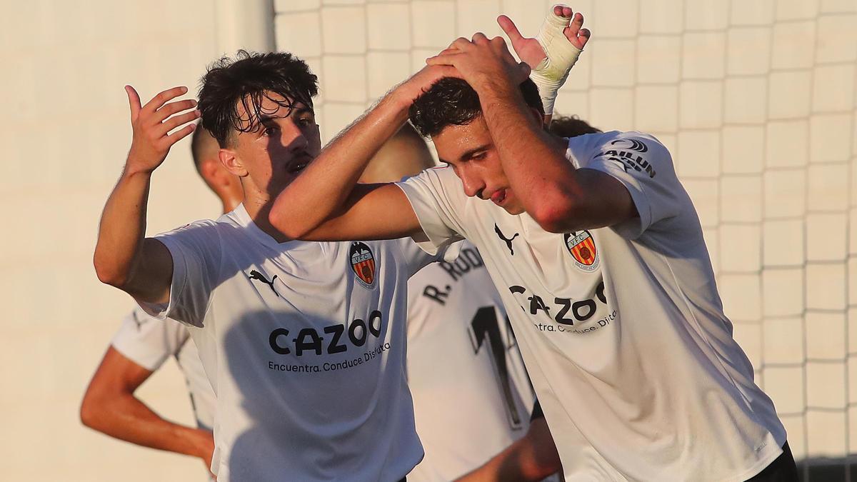 Los jugadores del Valencia Mestalla se lamentan tras un fallo