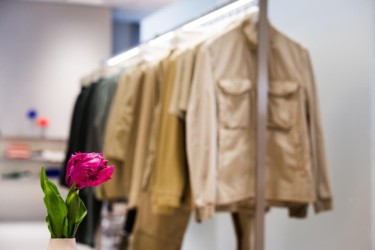 Burro con ropa en Zara Plaza España.