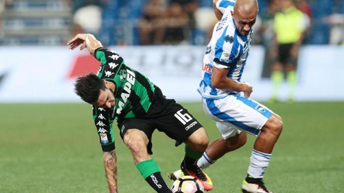 Politano, del Sassuolo, pierde el equilibrio en la lucha del balón con Benali, del Pescara