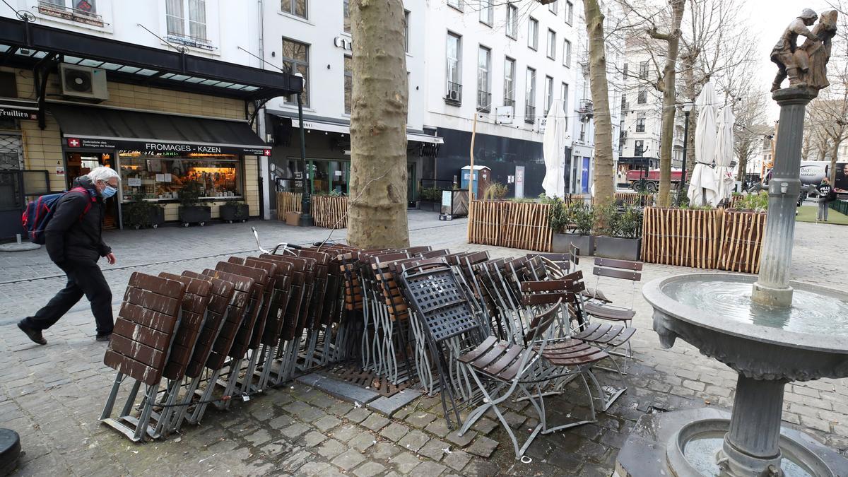 Un hombre pasea por Bruselas.