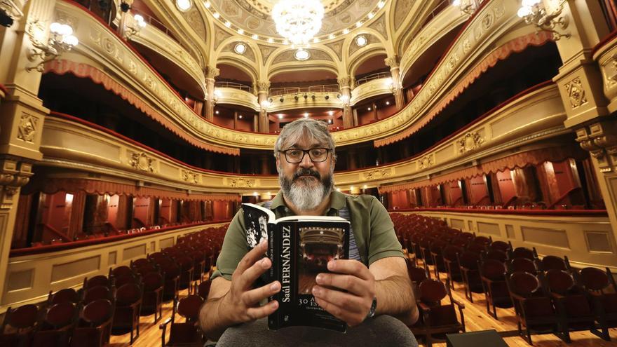 Saúl Fernández, autor de un libro sobre el Palacio Valdés: &quot;Cuando has ido a muchos teatros te das cuenta que llaman teatro a cualquier cosa&quot;