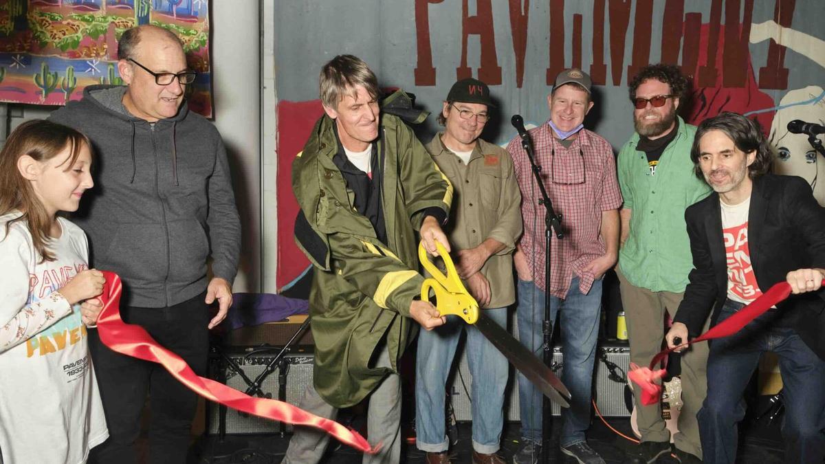 Los componentes de Pavement y Alex Ross Perry (derecha), en un momento del documental