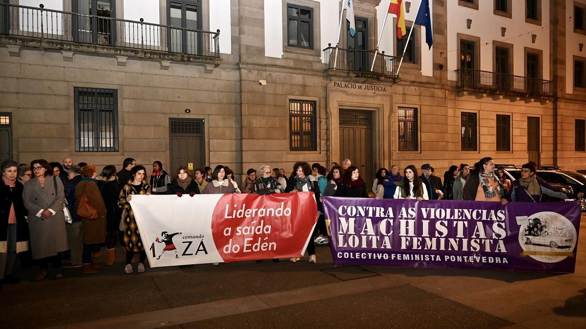 Concentración feminista ante la Audiencia Provincial de Pontevedra en protesta por el reciente crimen machista de Baiona