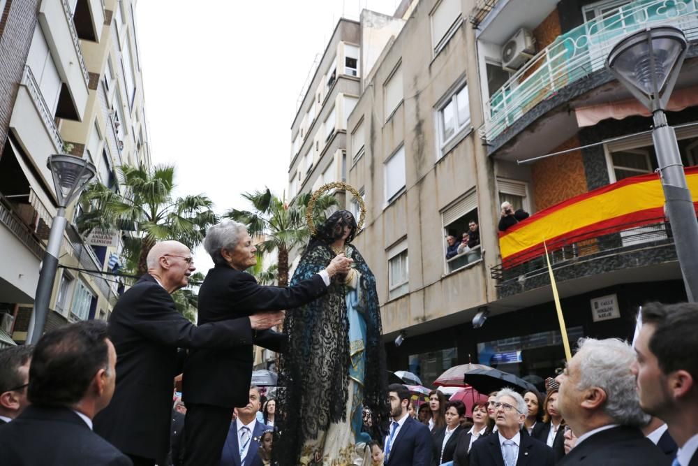 Pese a la fina lluvia que caía a primera hora de la mañana la procesión de Domingo de Resurección pudo celebrar el tradicional Encuentro en las cuatro esquinas