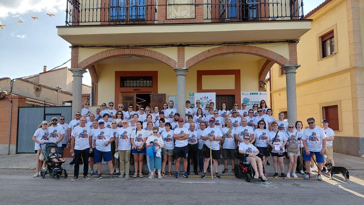Participantes en la marcha solidaria a favor de Unidos Contra el Cáncer previo a la salida, fijada en el Ayuntamiento de Moraleja del Vino.