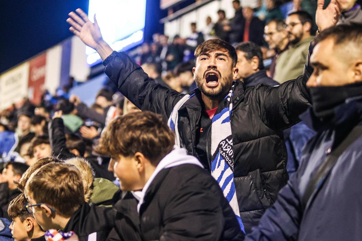 La grada de El Collao, durante la visita del Real Madrid Castilla para medirse con el Alcoyano en Liga.