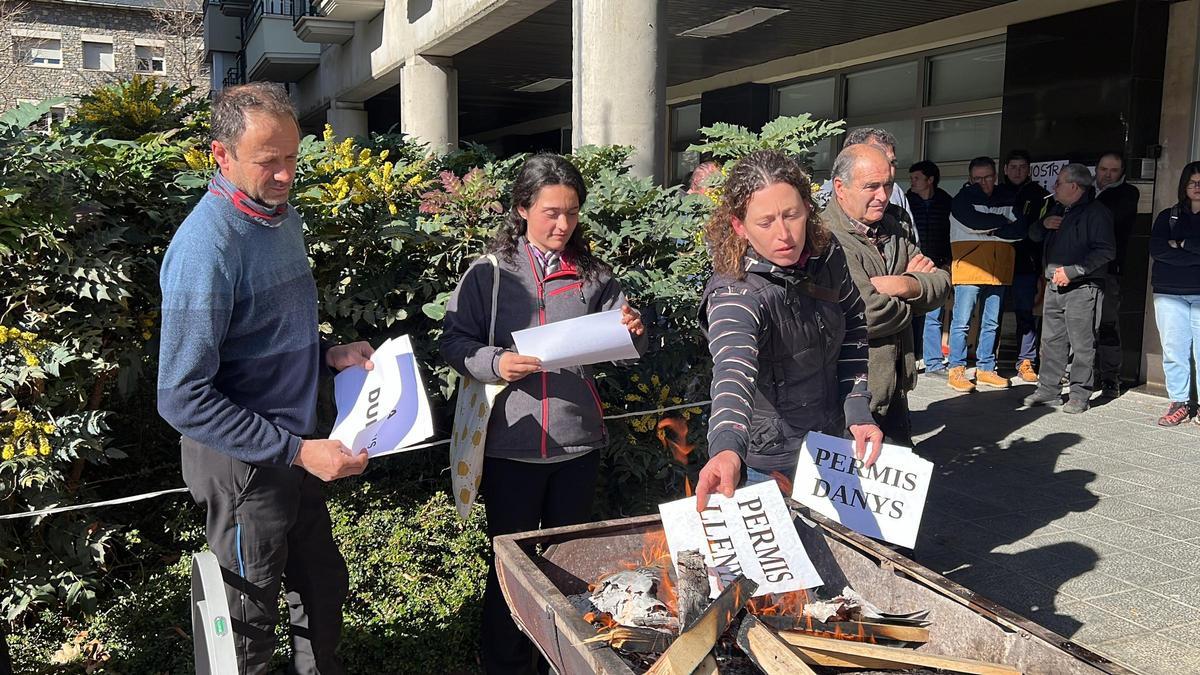 Detall de la crema d'alguns papers amb les reivindicacions dels pagesos sobre la bucocràcia que han de dur a terme en una protesta davant l'oficina d'Acció Climàtica de la Seu d'Urgell