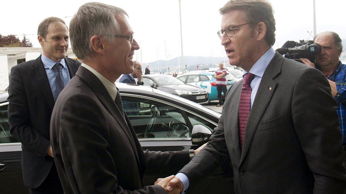 GRA325. VIGO, 18/05/2016.- El presidente de la Xunta, Alberto Núñez Feijóo (3i), saluda al presidente del grupo PSA (Peugeot Citroën), Carlos Tavares (3d), antes de asistir a la reunión hoy en la planta de PSA Peugeot Citroën en Vigo, que fabricará un nuevo modelo de turismo a partir de 2020, año en el que las instalaciones de Balaídos trabajarán al máximo de su capacidad, entre 450.000 y 500.000 unidades anuales, contabilizadas las nuevas furgonetas K9. EFE/Salvador Sas