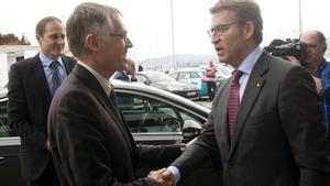 GRA325. VIGO, 18/05/2016.- El presidente de la Xunta, Alberto Núñez Feijóo (3i), saluda al presidente del grupo PSA (Peugeot Citroën), Carlos Tavares (3d), antes de asistir a la reunión hoy en la planta de PSA Peugeot Citroën en Vigo, que fabricará un nuevo modelo de turismo a partir de 2020, año en el que las instalaciones de Balaídos trabajarán al máximo de su capacidad, entre 450.000 y 500.000 unidades anuales, contabilizadas las nuevas furgonetas K9. EFE/Salvador Sas