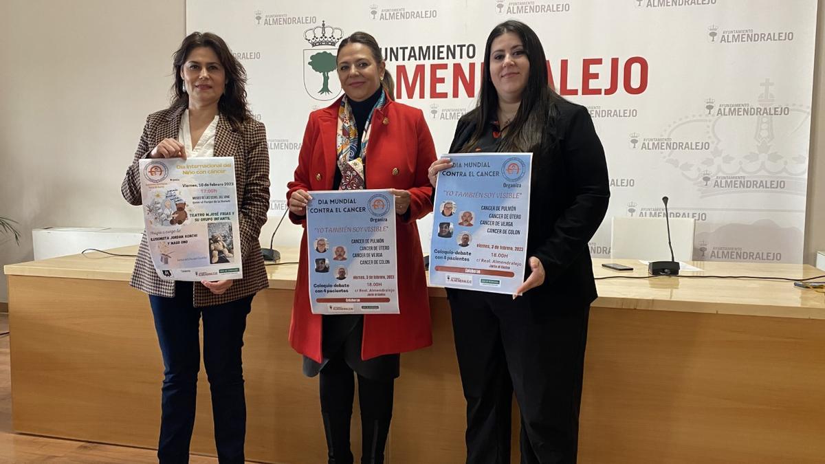 La concejala de Salud, Josefina Barragán, junto a integrantes del colectivo oncológico.