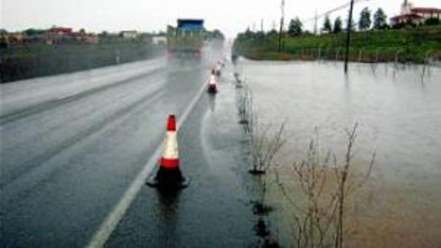 Una balsa de agua en la zona de san marcos invade la carretera