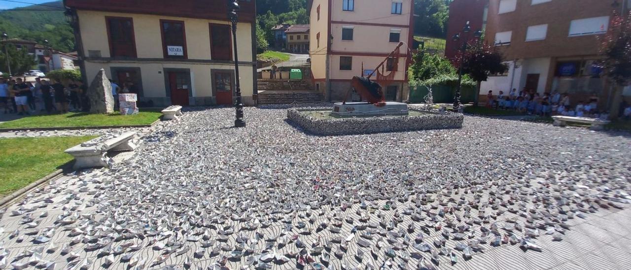 La “Armada efímera” de Aller: 23.000 barcos de papel inundan la calle en  Cabañaquinta - La Nueva España