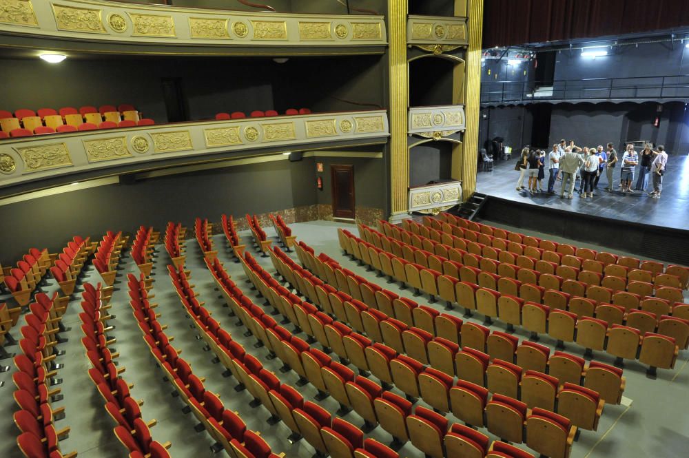 El teatre Conservatori recupera el to gris verdós de fa mig segle.