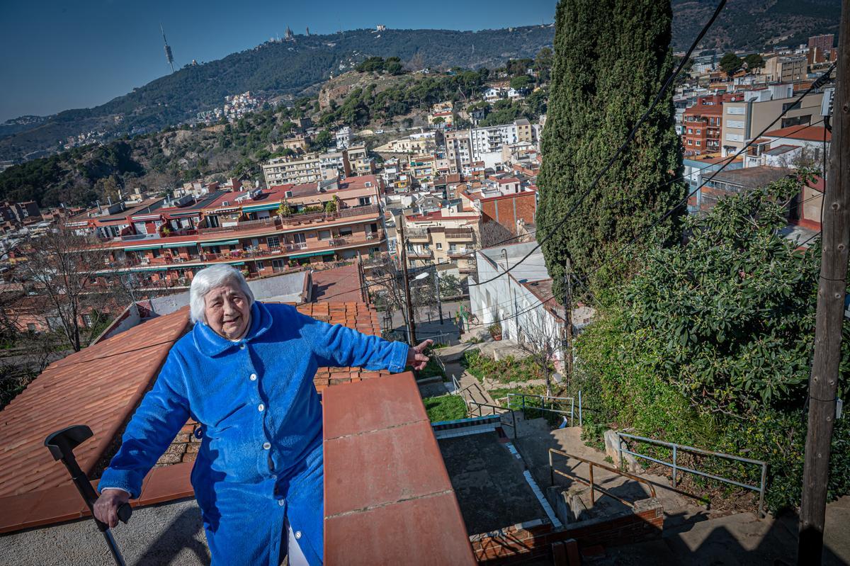 Mari Carmen vive en una calle sin asfaltar y llena de escaleras autoconstruidas en el Carmel. Diecisiete años atrapada en casa en Barcelona: No pude ir al entierro de mi hija