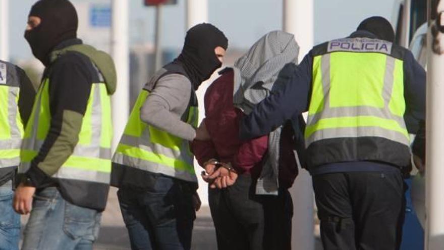 El detenido en Crevillent es conducido por la Policía tras registrar la nave de su empresa.