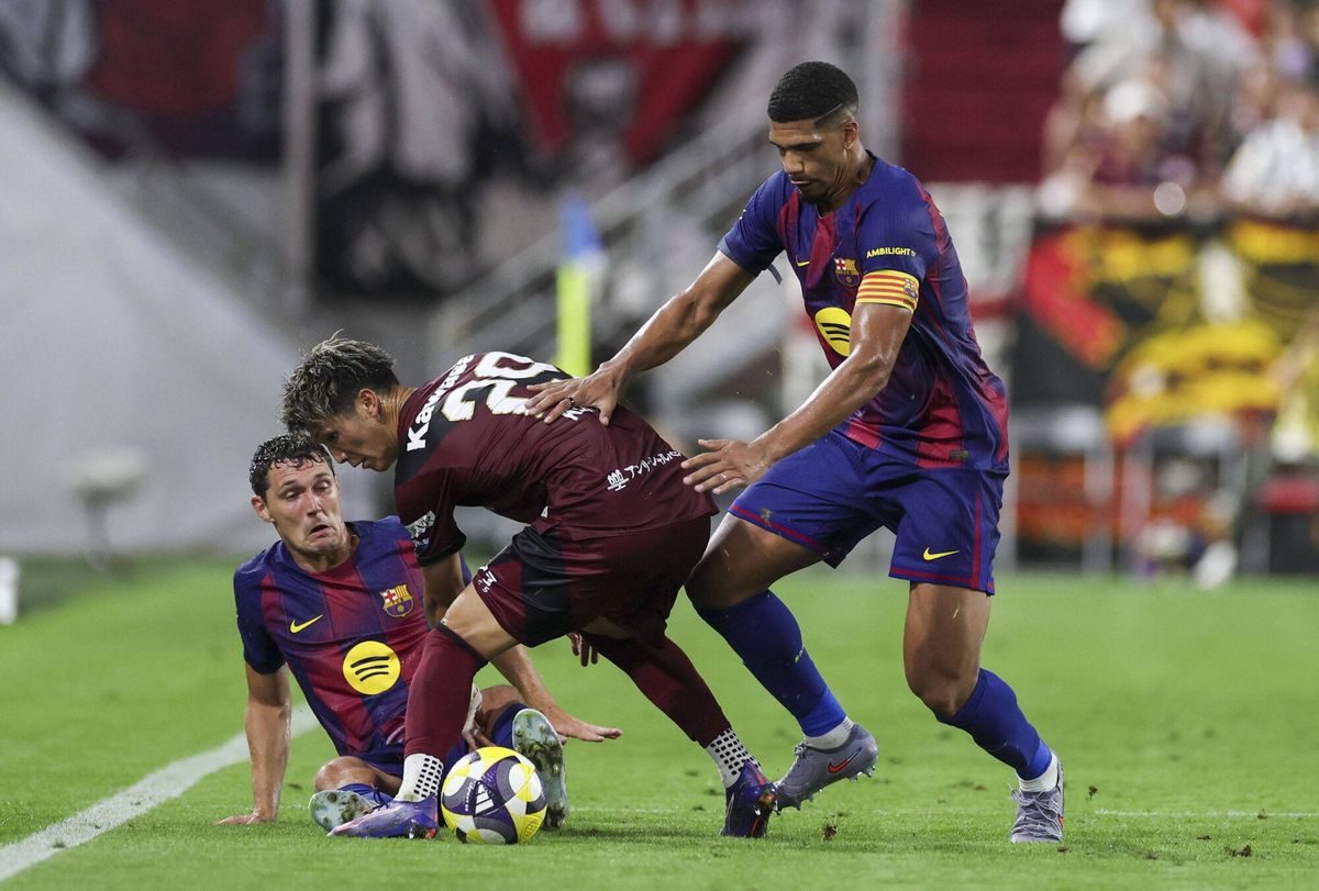 Christensen y Araujo presionan a un jugador del Vissel Kobe.