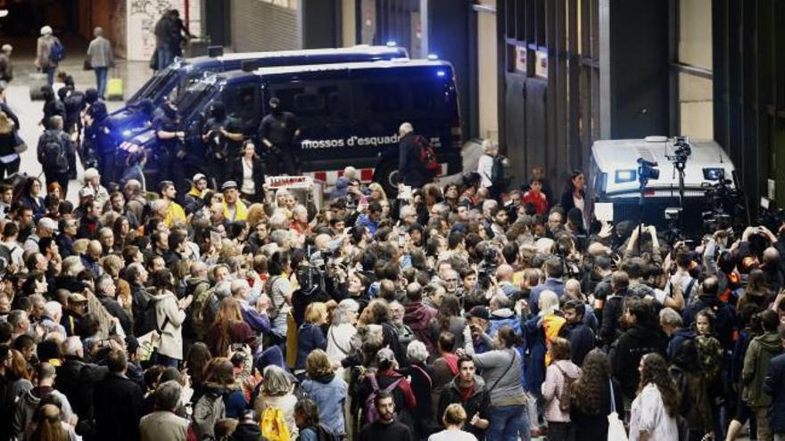 Independentistas rodean la estación de Sants de Barcelona convocados por los CDR