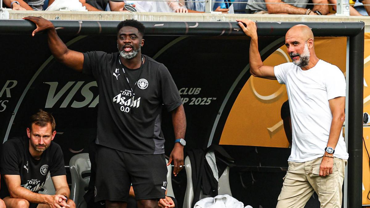 Pep Guardiola, junto a Kolo Touré, su nueva mano derecha