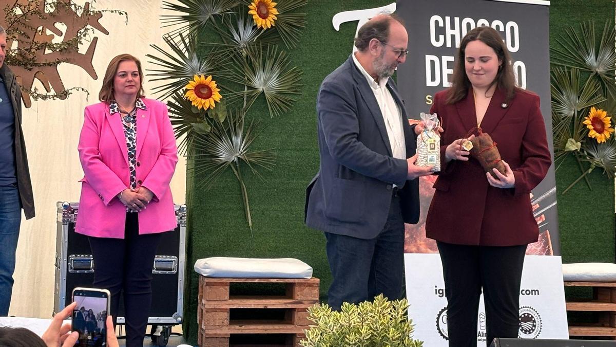 Cuco Nieto y Elena Gómez en el intercambio de productos, en presencia de la alcaldesa de Tineo, Montse Fernández, y del gerente del Banco de Tierras, José Ramón Feito.