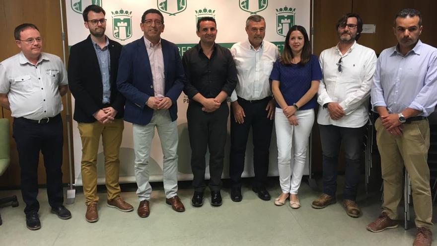 La &quot;foto de familia&quot; con los políticos y técnicos tras la firma del convenio en el salón de plenos del Ayuntamiento de Petrer