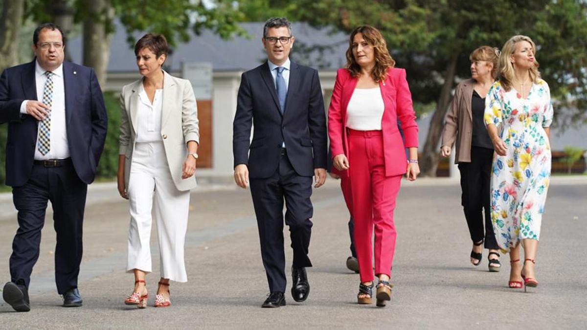 Mesa de diálogo. Por parte del Gobierno estará representada por el ministro Bolaños; la vicepresidenta segunda y ministra de Trabajo y Economía Social, Yolanda Díaz; el ministro de Cultura y Deportes, Miquel Iceta, y la ministra de Política Territorial y portavoz del Gobierno, Isabel Rodríguez y por parte de Catalunya la integrarán la consellera de Presidencia, Laura Vilagrà; el conseller de Empresa, Roger Torrent; el de Interior, Joan Ignasi Elena, y la de Cultura, Natàlia Garriga. 