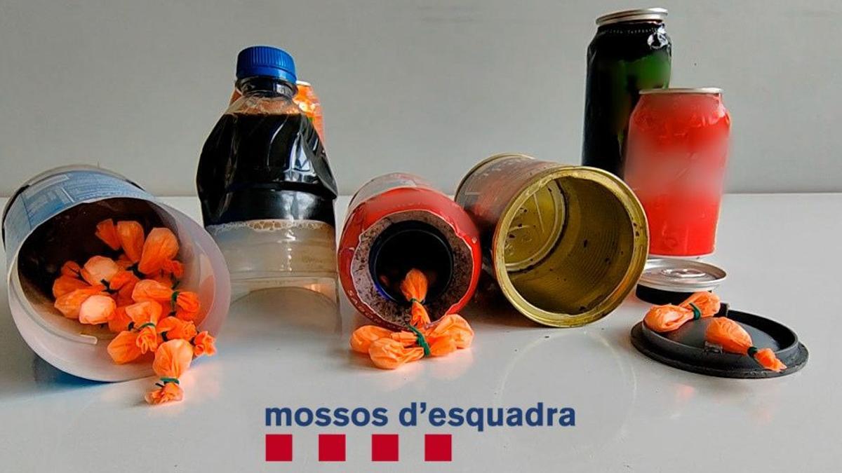 Les llaunes modificades i una ampolla que contenien cocaïna en paperines