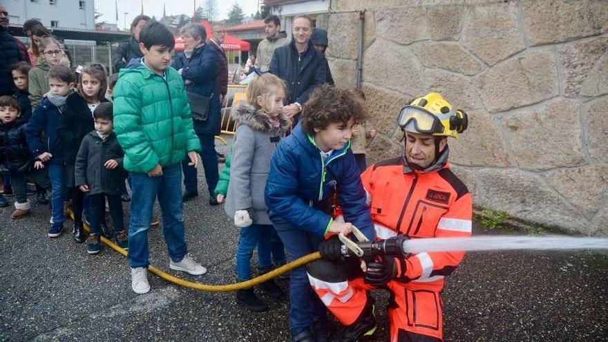 Familias pontevedresas y de la comarca se acercaron ayer hasta el Parque de Bomberos. // Rafa Vázquez