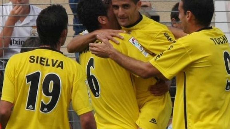 Los futbolistas del Cartagena celebran el gol conseguido por Víctor y que ha supuesto el liderato en Segunda División