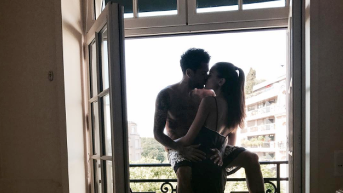 Dani Alves y Joana Sanz se besan en una ventana