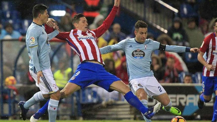 Fernando Torres intenta interceptar un despeje de Hugo Mallo. // Víctor Lerena