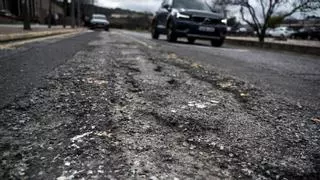 El asfalto del campus universitario de Cáceres, en el punto de mira tras años de deterioro: "El peligro es diario"