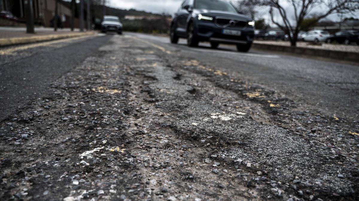 Video | El asfalto del campus universitario de Cáceres, en el punto de mira tras años de deterioro