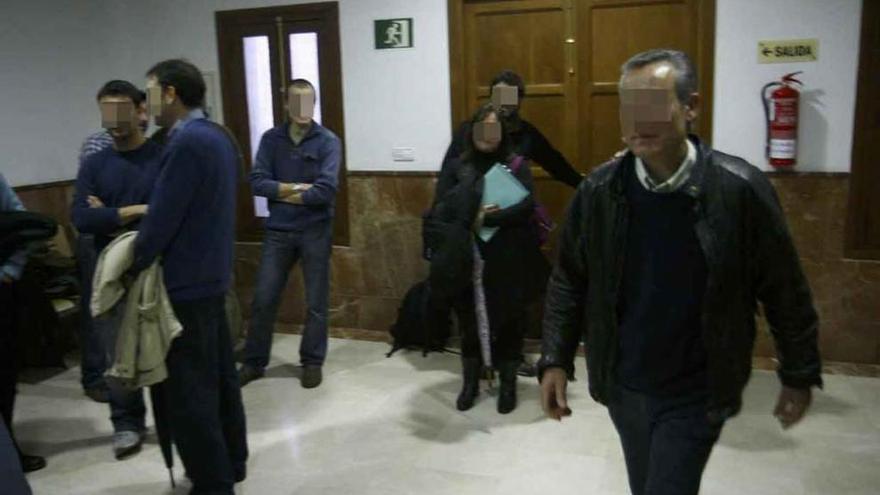 Testigos en el vestíbulo del Juzgado de lo Penal. Foto L.O.Z.