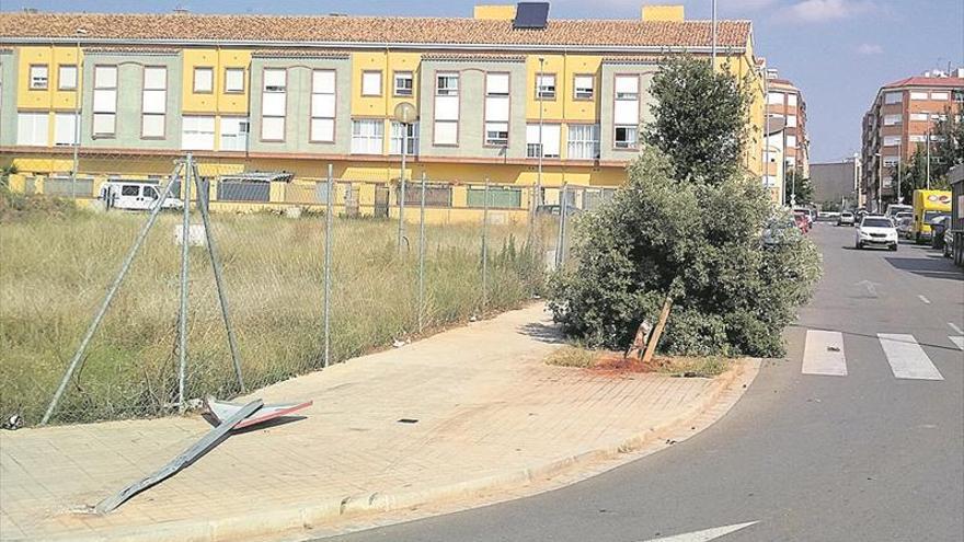 Se sale de una rotonda y arranca un árbol en Vila-real