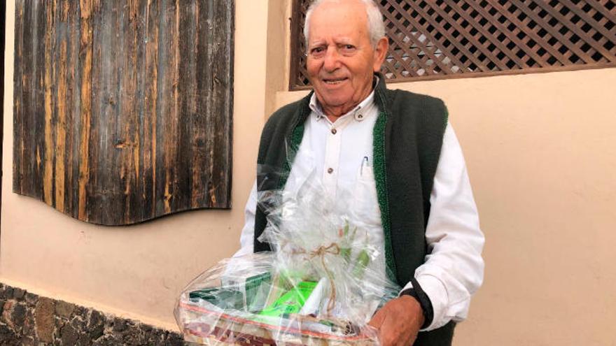 Antonio González, con el premio recibido al ganar en el concurso.