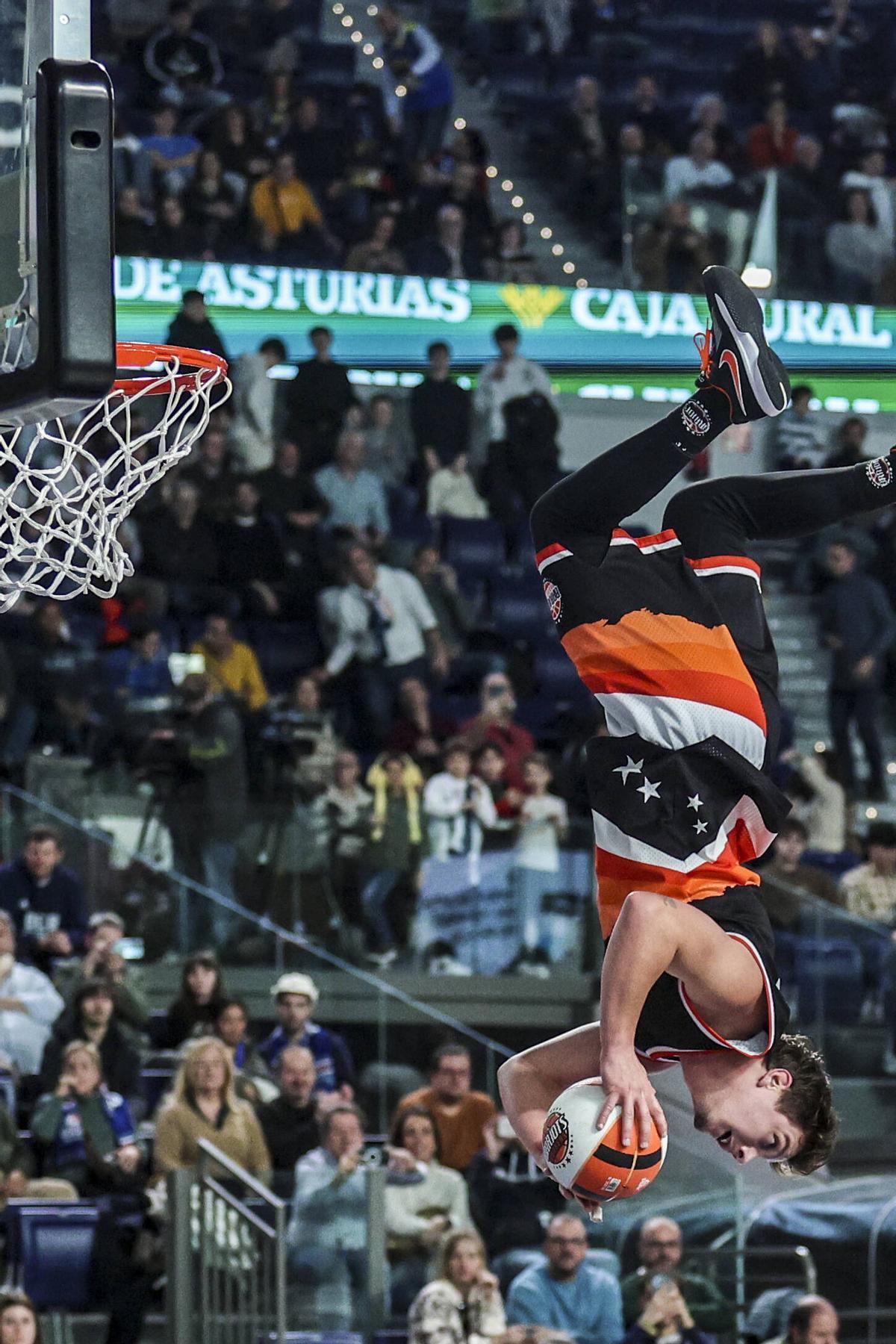 Todas las imágenes del Palacio de los Deportes: mates, charanga y victoria del Alimerka Oviedo Baloncesto ante el Ourense