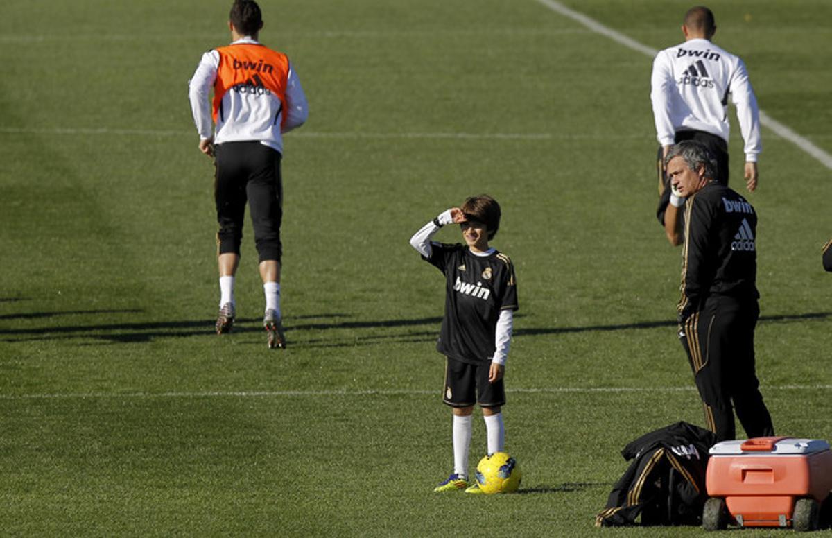 Mourinho s’ha emportat al seu fill a l’entrenament del Madrid d’aquest divendres.