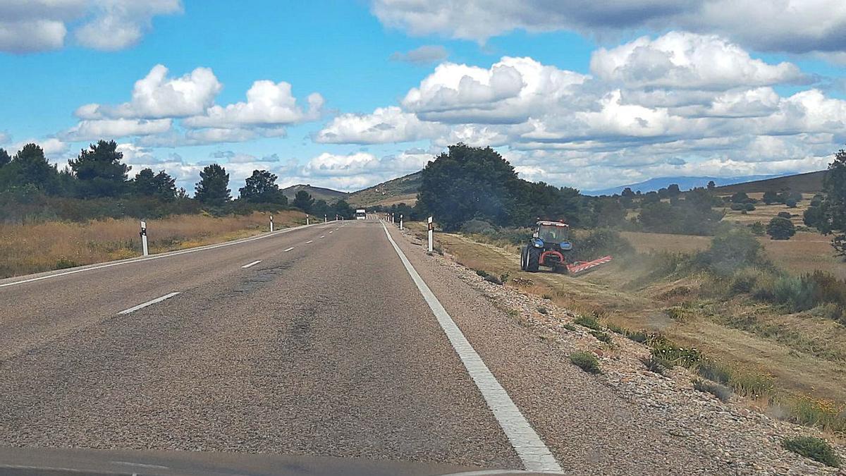 Tareas de desbroce en la carretera N-631, en el término de Otero de Bodas. | A. S.