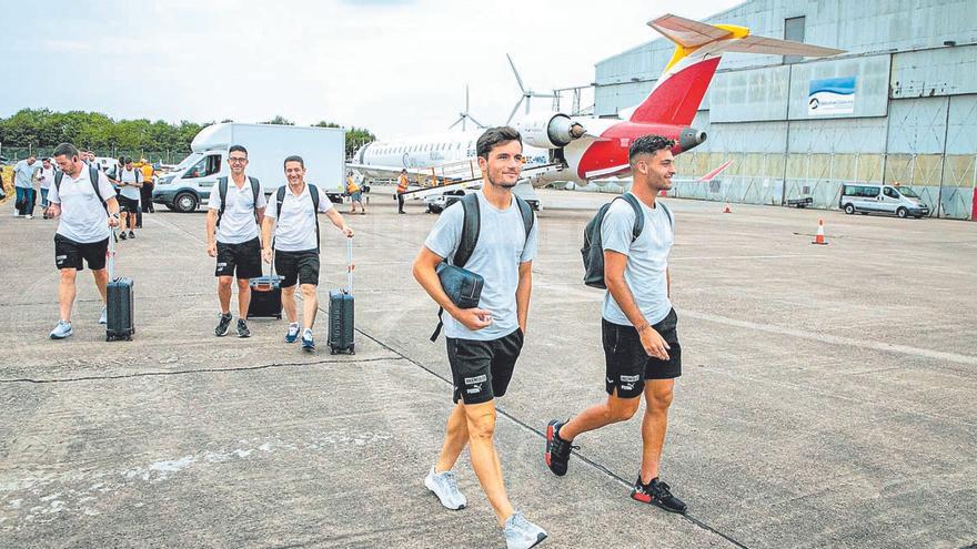 Los jugadores del Valencia, en el aeropuerto