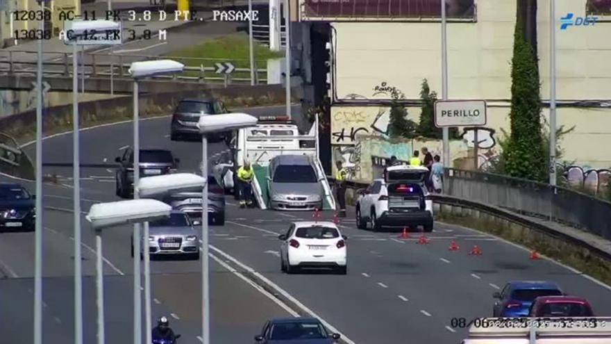Labores de retirada del vehículo en A Ponte Pasaxe. | LOC