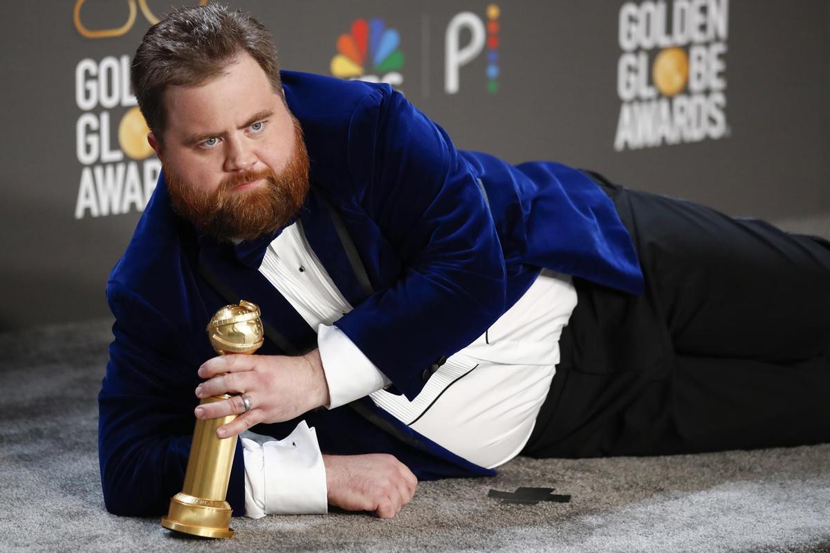 El cómico estadounidense Paul Walter Hauser, tras ganar el Globo de Oro al Mejor Actor de Reparto en televisión.