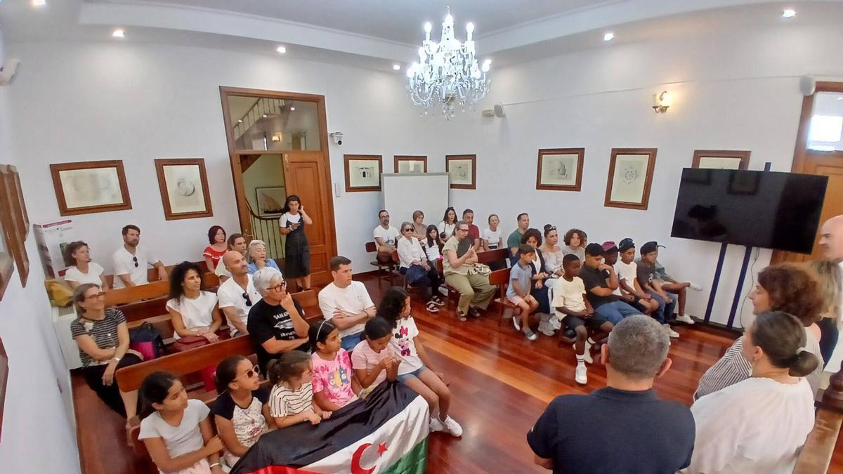 Recepción a los niños saharauis en el Concello de Bueu.